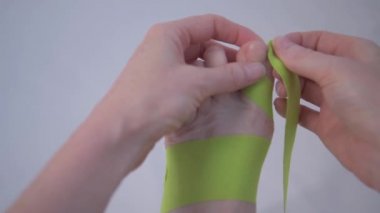 Baş parmağın düzeltilmesi. Haliux valgus. Düz tabanlı bant. Parmakları deforme olduğunda kaydediyor. Yenilikçi tıp.