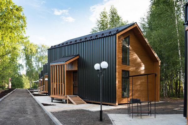 Улица домов сарайного типа. Небольшие уютные домики в том же стиле. Современное строительство