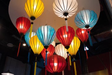 Çok renkli ulusal Vietnam fenerleri var. Açık hava ve kapalı alan için güzel bir dekorasyon.