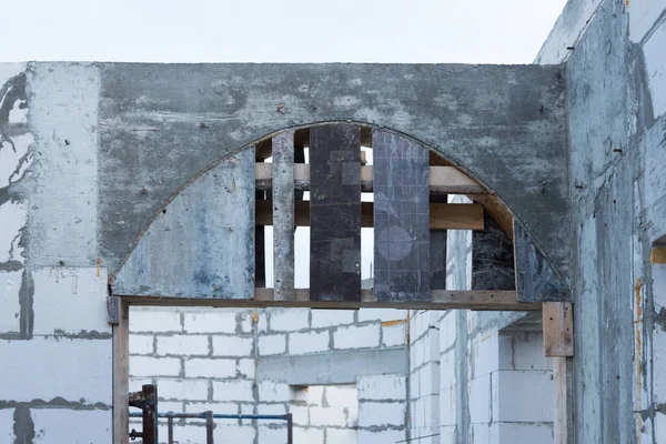 Arcos durante la construcción de una casa. Hogar de sus bloques de yeso. Lugar de construcción —  Fotos de Stock