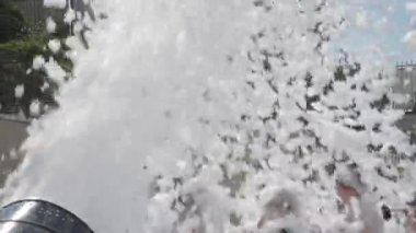 Köpük makinesi köpük partisinde çalışıyor. Sıcak ve güneşli bir günde açık hava köpük partisi.