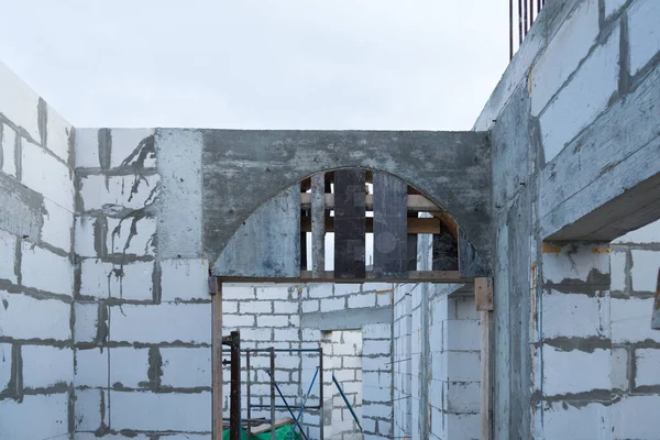 Bögen beim Bau eines Hauses. Heimat ihrer Gips-Blöcke. Baustelle — Stockfoto