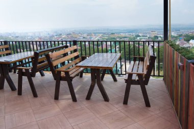 Bir yaz kafesinin boş bir terası. Deniz manzarası çok güzel. Boş tablolar