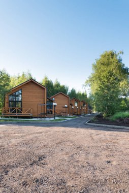 Barnhouse tarzı evler. Konforlu küçük evleri olan bir sokak. Modern yapı