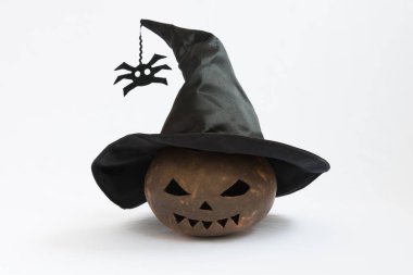 Topraktan yapılmış bir balkabağı. Cadılar Bayramı için balkabağı, balkabağı cadı şapkası takıyor. Tatil için beyaz arkaplanda özellikler