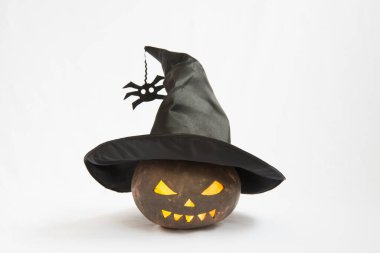 Topraktan yapılmış bir balkabağı. Cadılar Bayramı için balkabağı, balkabağı cadı şapkası takıyor. Tatil için beyaz arkaplanda özellikler