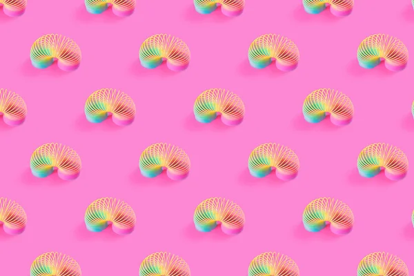 Brinquedo Arco Íris Plástico Fundo Rosa Pastel Uma Espiral Colorida — Fotografia de Stock
