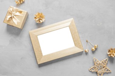 Yeni yıl dairesi altın ve gri gözlüklerle kaplıydı. Hediye kutusu, çerçeve ve yıldızlar altın boyayla boyanır. Şık bir Noel konsepti, kutlama. Üst görünüm, minimalizm, kopyalama alanı.
