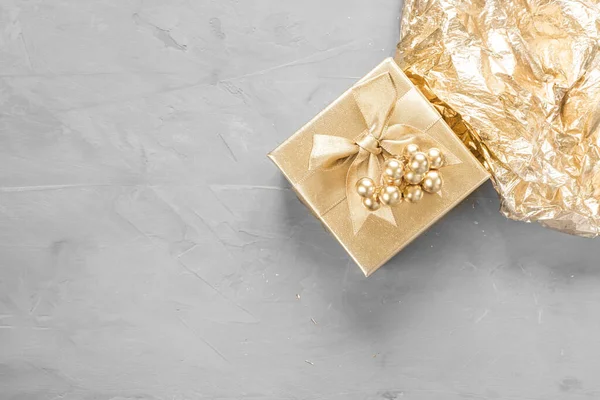 Nieuwjaarsflat Gouden Grijze Tinten Cadeaudoosje Bessen Zijn Geschilderd Met Gouden — Stockfoto