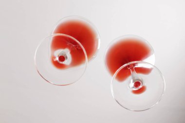 Kırmızı şaraplı bardak, alt manzara..