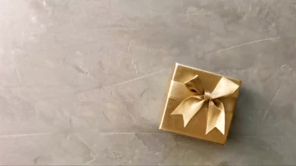 Новорічна Квартира Лежала Золотистих Сірих Відтінках Подарункова Коробка Конуси Ягоди — стокове відео