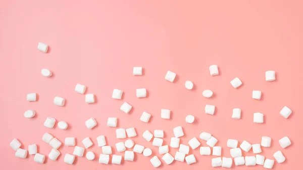 Marshmallows Verspreid Een Roze Achtergrond Sweets Concept Bovenaanzicht Minimalisme — Stockfoto