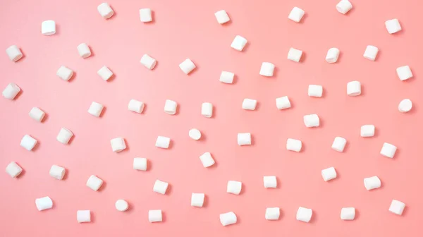 Marshmallows Verspreid Een Roze Achtergrond Sweets Concept Bovenaanzicht Minimalisme — Stockfoto