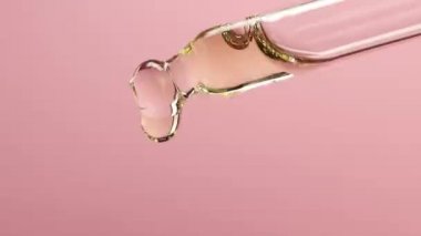 Petrollü boru. Güzellik konsepti, cilt bakımı, aromaterapi, spa, kozmetoloji. Yakın çekim, detaylı makro.