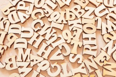 Ahşap İngiliz harfleri ışık yüzeyine saçılmış. Alfabe, yazı ve gazetecilik, hikaye anlatma, öğrenme kavramı.