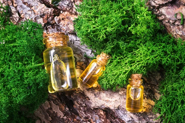 Moderne Apotheker Natuurlijke Essentiële Olie Een Houten Ondergrond Ernaast Mos — Stockfoto