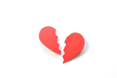 Kırmızı kağıt kalp ikiye bölünmüş. Karşılıksız aşk, ayrılık, boşanma, kırık kalp kavramı. Minimalizm, kağıt sanatı.