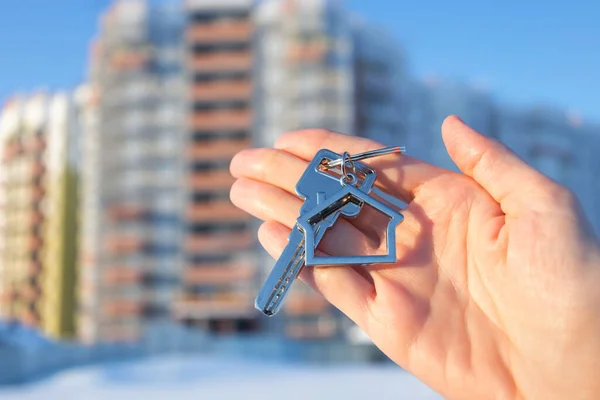 Close Key Keychain Shape House Hand Background Multi Storey Residential — Photo