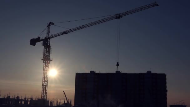 Bouwkranen Winter Een Bewolkte Hemel Rijzende Zon Achtergrond Het Concept — Stockvideo