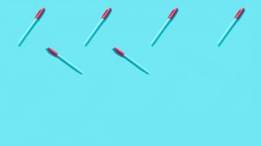 Kırmızı başlıklı mavi kalemler mavi arka planda yatar. Eğitim, iş, okul, ofis kavramı. 