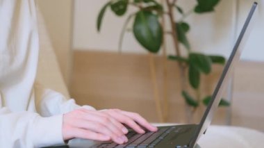 Klavyeye yakın plan kadın eli. Uzaktan çalışma, serbest çalışma, eğitim, online alışveriş kavramı.