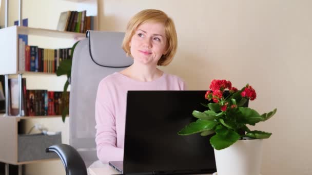 백인젊은 컴퓨터 있습니다 옆에는 화초가 책가방 집에서 문잠구기 프리랜서 온라인 — 비디오