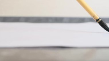 Çin sanat fırçası mürekkebi beyaz kağıt üzerinde. Resim yapma, resim öğretme araçları konsepti. Makro fotoğraf.