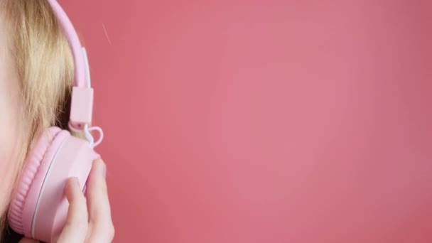 Кавказька Дівчина Рожевій Светрі Рожевими Навушниками Фоні Схожому Тоном Концепція — стокове відео