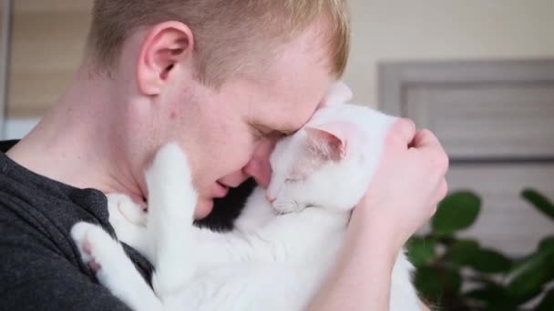 Giovane Maschio Biondo Caucasico Con Gatto Bianco Tra Braccia Concetto — Video Stock