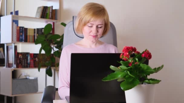 Καυκάσια Νεαρή Γυναίκα Κάθεται Φορητό Υπολογιστή Και Τύπους Στο Άνετο — Αρχείο Βίντεο