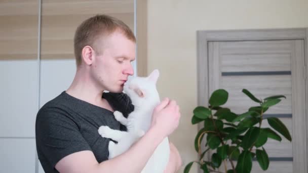 Ung Vit Blond Man Med Vit Katt Famnen Begreppet Kärlek — Stockvideo