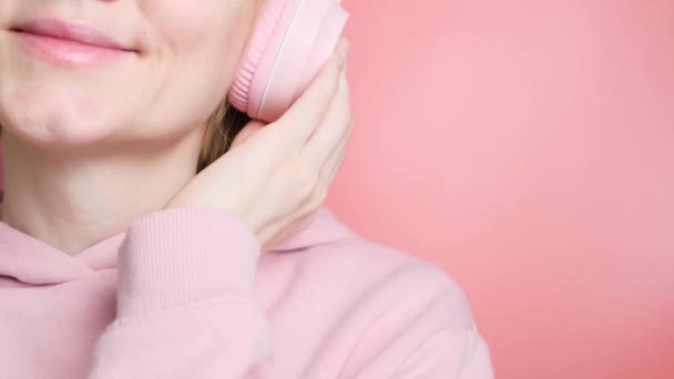 Vit Flicka Rosa Tröja Och Med Rosa Hörlurar Bakgrund Liknande — Stockvideo