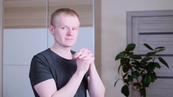 Junger Kaukasischer Unsportlicher Blonder Mann Der Arme Mit Hanteln Trainiert — Stockvideo