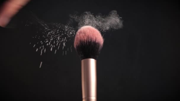 Cepillo Maquillaje Con Iluminador Que Efectivamente Extiende Diferentes Direcciones Fondo — Vídeos de Stock