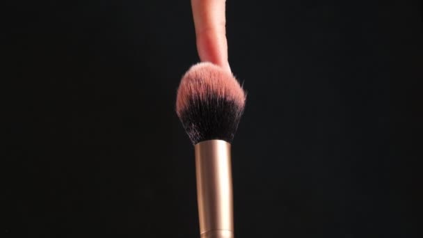 Cepillo Maquillaje Con Iluminador Que Efectivamente Extiende Diferentes Direcciones Fondo — Vídeo de stock