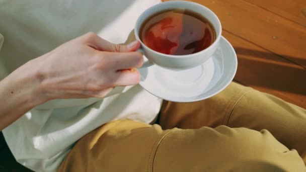 Λευκό Φλιτζάνι Τσάι Από Βότανα Ένα Πιατάκι Γυναικεία Χέρια Έννοια — Αρχείο Βίντεο