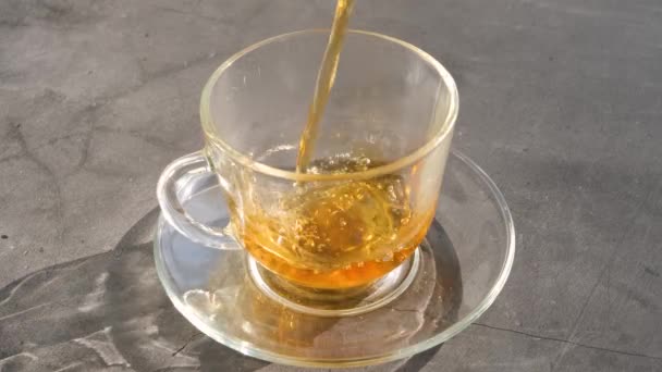 Frischer Aromatischer Kräutertee Wird Eine Durchsichtige Tasse Gegossen Das Konzept — Stockvideo