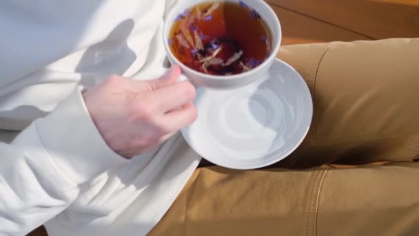 Weiße Tasse Kräutertee Mit Einer Untertasse Weiblichen Händen Das Konzept — Stockvideo