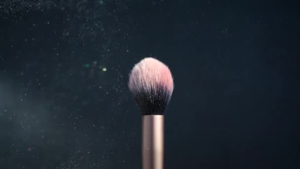 Makeupborste Med Highlighter Som Effektivt Sprider Sig Olika Riktningar Mörk — Stockvideo