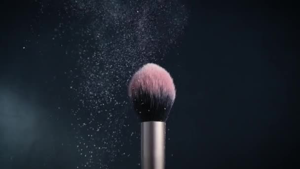 Cepillo Maquillaje Con Iluminador Que Efectivamente Extiende Diferentes Direcciones Fondo — Vídeo de stock