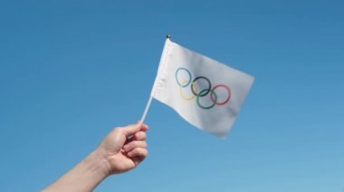 Açık arkaplanda sarı renkli vitaminler. Arkasında bir bardak su var. Vitamin alma konsepti, beslenme takviyeleri, sağlık tanıtımı.