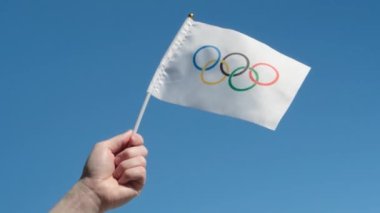 Açık arkaplanda sarı renkli vitaminler. Arkasında bir bardak su var. Vitamin alma konsepti, beslenme takviyeleri, sağlık tanıtımı.