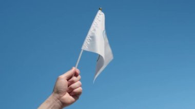 Açık arkaplanda sarı renkli vitaminler. Arkasında bir bardak su var. Vitamin alma konsepti, beslenme takviyeleri, sağlık tanıtımı.