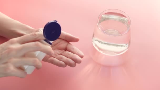 Pembe Arka Planda Sarı Renkli Vitaminler Arkasında Bir Bardak Var — Stok video