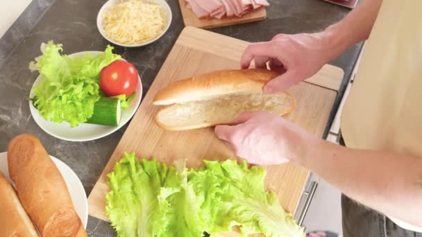 Eller Marul Yapraklarını Tahtadan Bir Kesme Tahtasının Üzerinde Sandviç Ekmeğine — Stok video