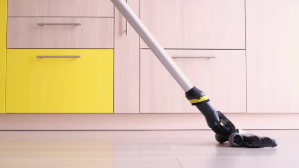 Vacuum Cleaner Tegak Membersihkan Lantai Laminasi Dapur Warna Abu Abu — Stok Video