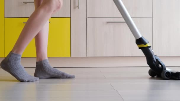 Aspirapolvere Verticale Pulisce Pavimento Laminato Cucina Gambe Delle Donne Colori — Video Stock