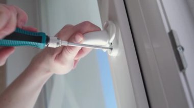 Pencere kolu kurulumu, tornavida kullanan plastik pencere aksesuarları. Ev yenileme konsepti, eve plastik pencere kurulumu.