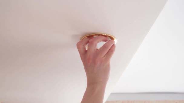 Installation Einer Led Glühbirne Der Decke Renovierungskonzept Lichtinstallation Haus — Stockvideo