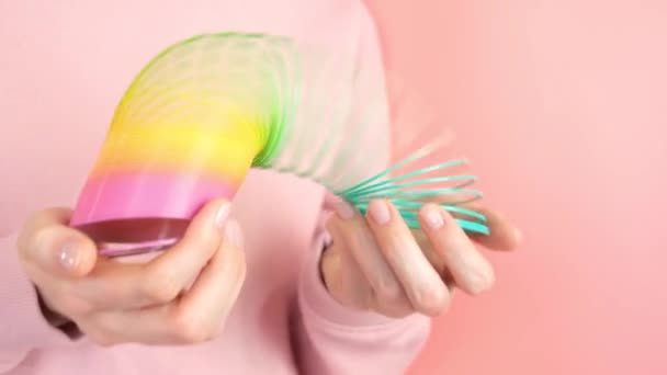 Plastic Regenboog Speelgoed Handen Gekleurde Spiraal Voor Games Trucs Populair — Stockvideo